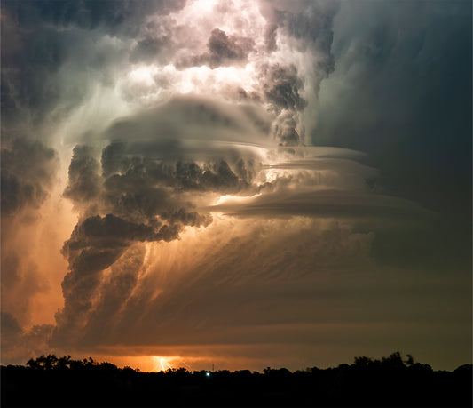 Corkscrew updraft into pileus cloud